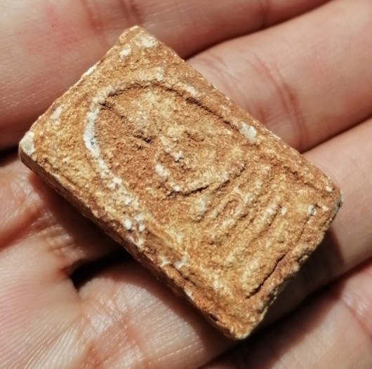 สมเด็จบางขุนพรหมแช่น้ำมนต์​ พิมพ์ฐานแซม วัดบางขุนพรหม​ พร้อมกล่องเดิม ปี 2547 เคาะเดียว