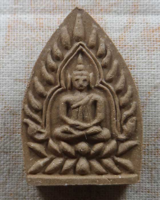 พระผงเจ้าสัวหลังรูปเหมือน (รุ่นแรก) หลวงปู่เฮง ปภาโส วัดบ้านด่านช่องจอม จ.สุรินทร์ รุ่นเศรษฐีพันล้าน