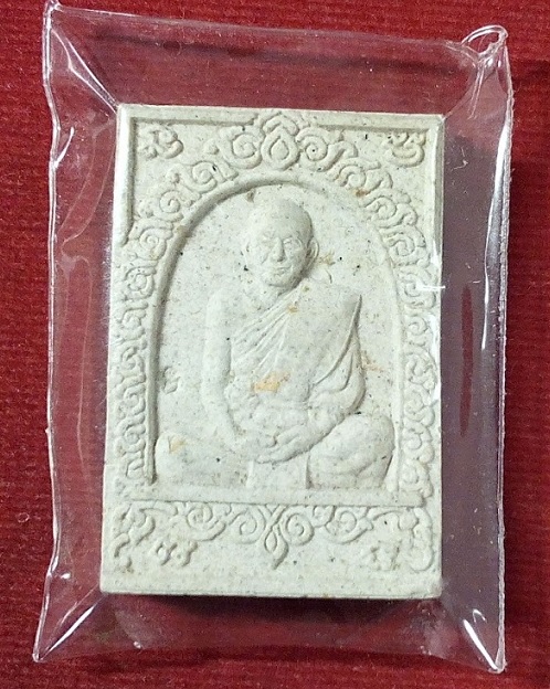 พระผงสี่เหลี่ยมรูปเหมือนเต็มองค์รุ่นแรก หลวงพ่อเอียด วัดไผ่ล้อม ปี47...เคาะเดียวแดง...