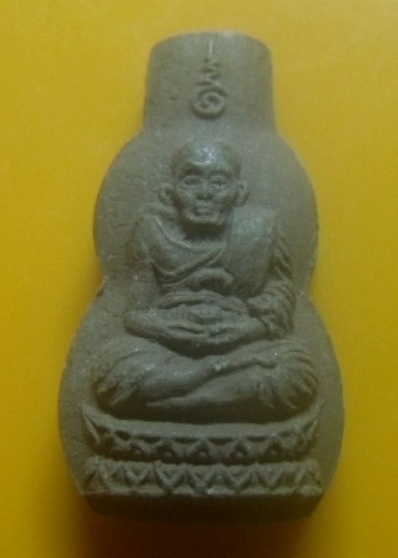 **เบาๆ**หลวงปู่ทวด เนื้อผงผสมว่าน พิมพ์น้ำเต้า รุ่นแรก วัดทรายขาว จ.สงขลา**หลังโรยแร่ สวยๆ