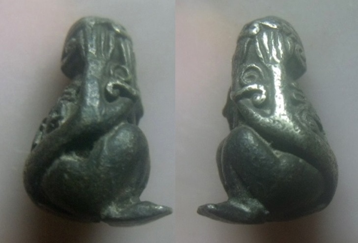 **เบา​ๆ**พระปิดตามหาอตม์ พิมพ์นั่งชันเข่า หลังยันต์ เนื้อสำริดแก่เงิน เก่าๆ ไม่ทราบที่**เนื้อจัดสวยๆ