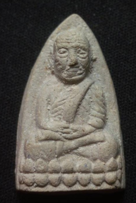 พรผงหลวงปุ่ทวดไม่ทราบที่ หลังฝังเม็ดอะไม่รุ้ครับ