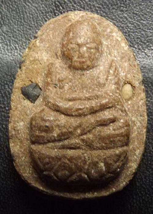 หน้าหลวงปู่ทวด หลังสมเด็จโต ฝังพระธาตุกับไรไม่รู้ดำๆ ครับ 