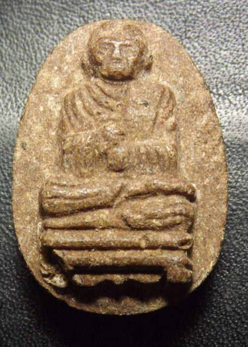 หน้าหลวงปู่ทวด หลังสมเด็จโต ฝังพระธาตุกับไรไม่รู้ดำๆ ครับ 