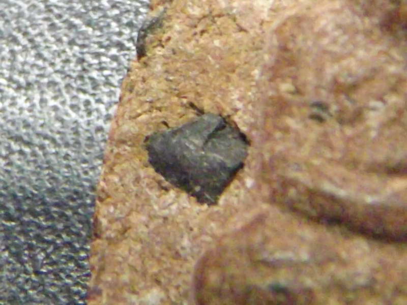 หน้าหลวงปู่ทวด หลังสมเด็จโต ฝังพระธาตุกับไรไม่รู้ดำๆ ครับ 