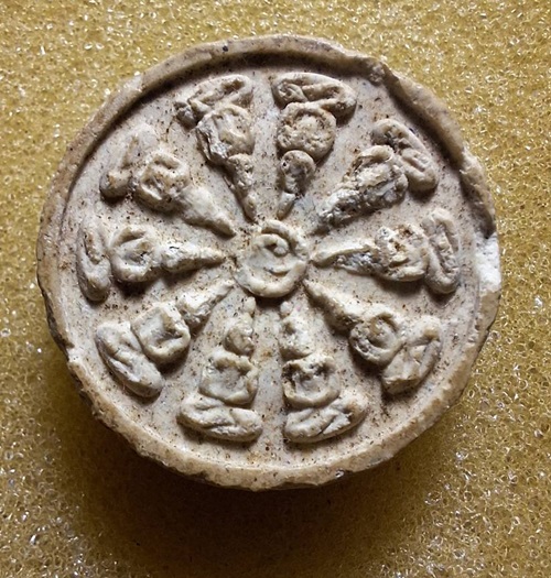 พระผงหลังงบน้ำอ้อย หลวงพ่อเจริญ วัดธัญญวารี(หนองนา) สุพรรณบุรี