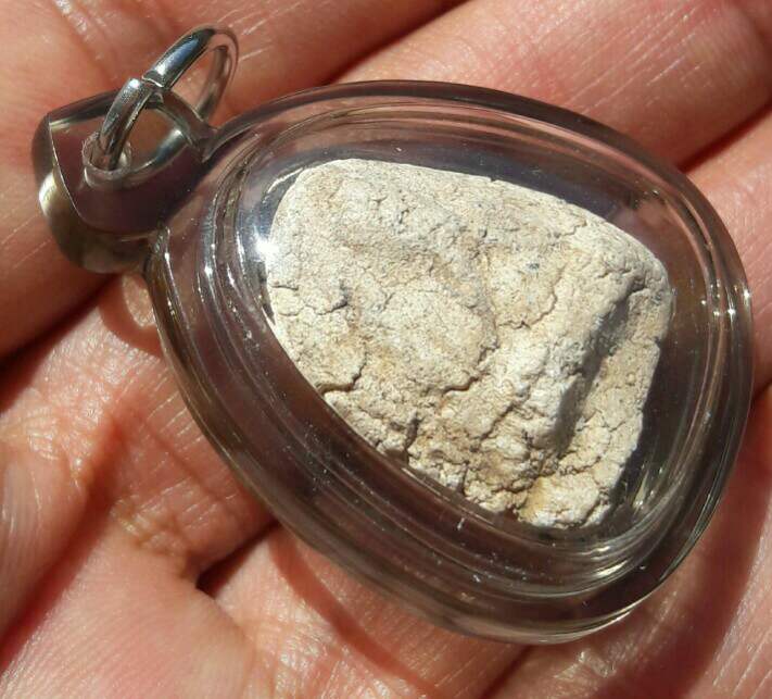 พระปิดตาเนื้อขาว กรุวัดคลองขอม จ.สุพรรณบุรี แตกกรุ ราวปี พ.ศ.๒๕๒๒-๒๕๒๔ เคาะเดียว