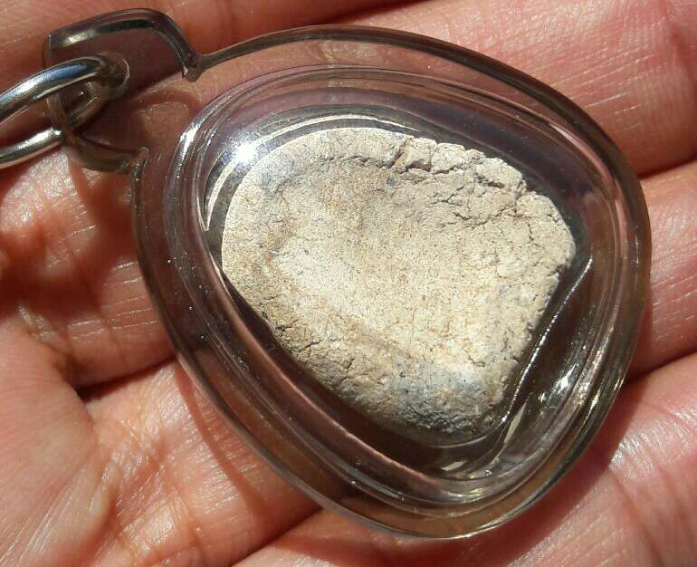 พระปิดตาเนื้อขาว กรุวัดคลองขอม จ.สุพรรณบุรี แตกกรุ ราวปี พ.ศ.๒๕๒๒-๒๕๒๔ เคาะเดียว