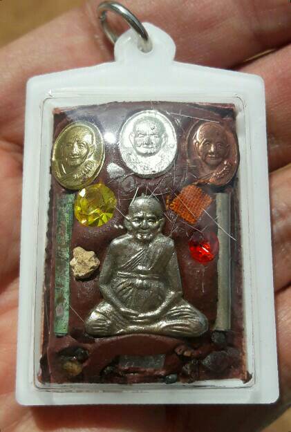 สมเด็จงาแกะ หลวงปู่หงษ์ พรหมปัญโญ วัดเพชรบุรี จ.สุรินทร์ หลังอุดมวลสารฯลฯ พบเจอน้อย ปี 2556 เคาะเดีย