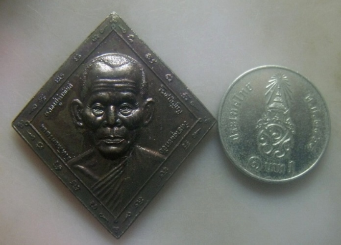 **เบาๆ**เหรียญบูรพาจารย์สองหน้า หลวงปู่คำพันธ์ หลังหลวงปู่เสาร์ วัดธาตุมหาชัย ปี ๒๕๔๕**สวยๆ