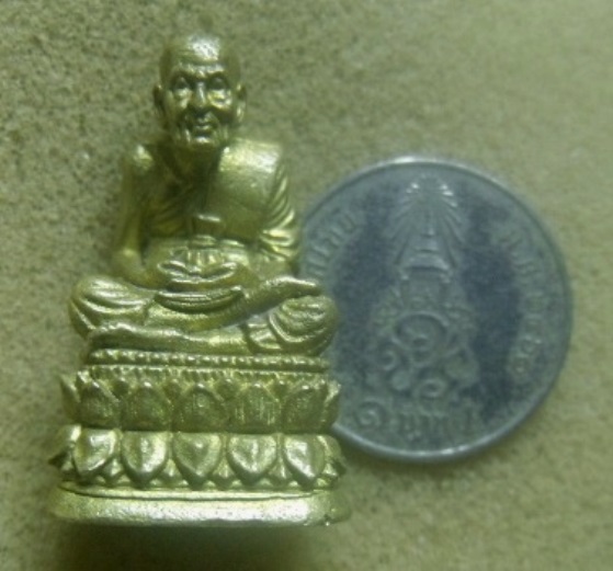 **เบาๆ**รูปหล่อหลวงปู่ทวดนั่งบัว วัดช้างให้ เนื้อทองผสม ใต้ฐานตอกโค้ด**สวยๆ เชิญชมครับ