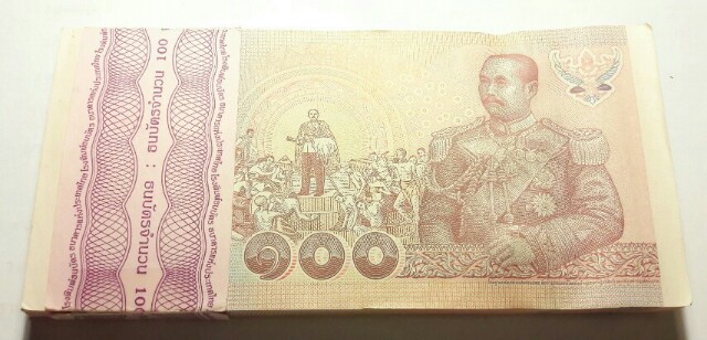 แบงค์ 100 รุ่นคลาสสิค (100ใบเรียง) ใหม่ๆใสๆ ประกาศใช้เมื่อ 5ก.ย.48 สภาพ unc เคาะเดียว