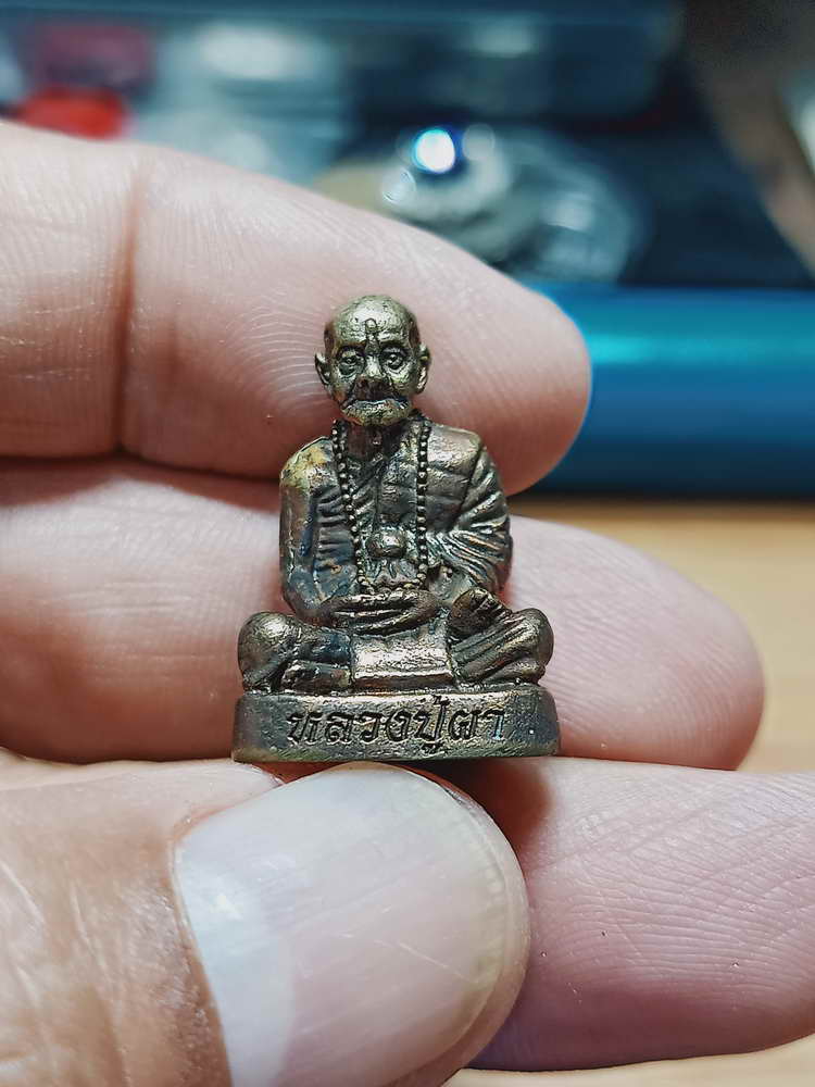 4-77 รูปหล่อมหามงคล หลวงปู่ผา โกสโล วัดเดือยไก่ จ.อุบลราชธานี 2549 กล่องเดิม