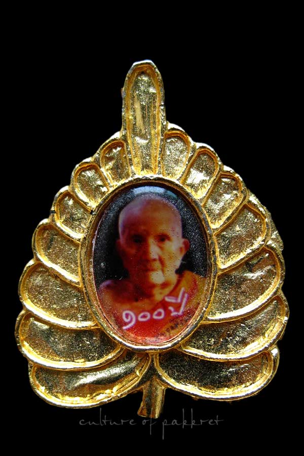 เข็มกลัดรูปเหมือน หลวงปู่บุญฤทธิ์ ปัณฑิโต พิมพ์ใบโพธิ์ กะหลั่ยทอง (86)