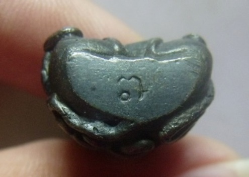 **เบา​ๆ​**พระปิดตามหาลาภ พิมพ์ยันต์ยุ่ง ใต้ฐานตอกโค้ด เนื้อทองผสม เก่าๆ ไม่ทราบที่**สวยๆ เชิญชมครับ