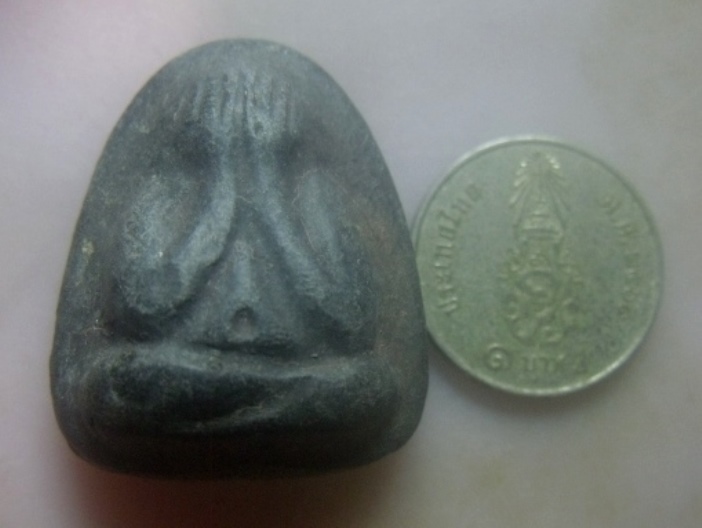 **เบา​ๆ​**พระปิดตาหลังแบบ เนื้อผงใบลาน เก่าๆ ไม่ทราบที่**สวยๆ ใส่กรอบพร้อมใช้ เชิญชมครับ