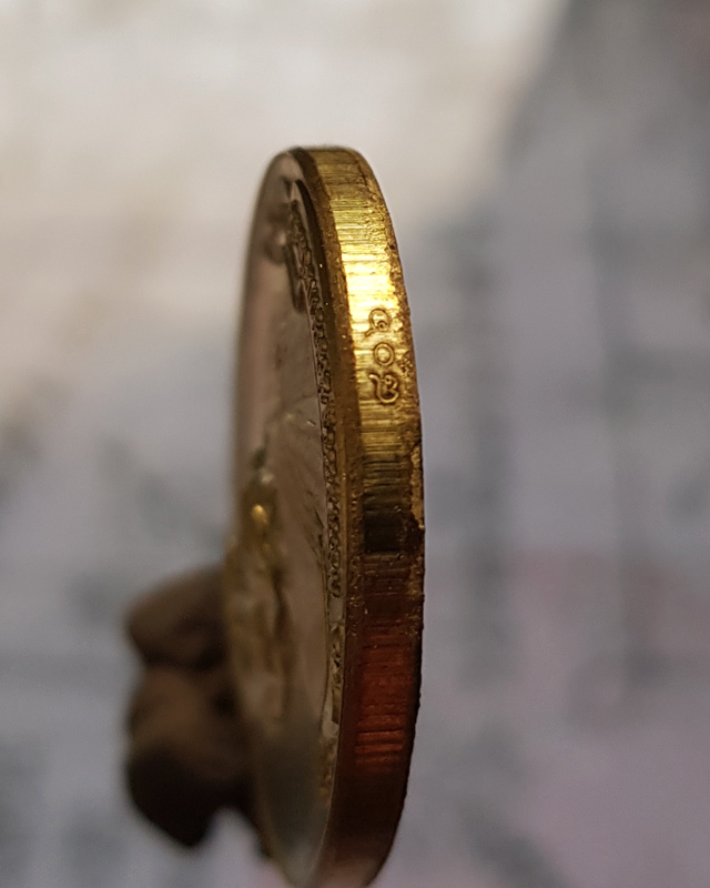 หลวงพ่อพัฒน์ ปุญญกาโม วัดห้วยด้วน รุ่นไตรมาส 63 พิมพ์ห่วงเชื่อม เนื้อทองฝาบาตร โค๊ดอะ พร้อมกล่องเดิม