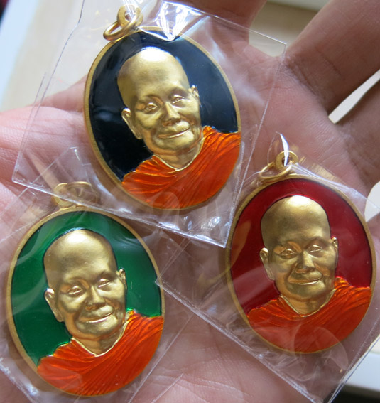 หลวงพ่อจรัญ วัดอัมพวัน ชุดเหรียญรูปไข่ ฉลอง 84 ปี เนื้อทองแดงชุบทอง ลงยา 3 สี 3 องค์