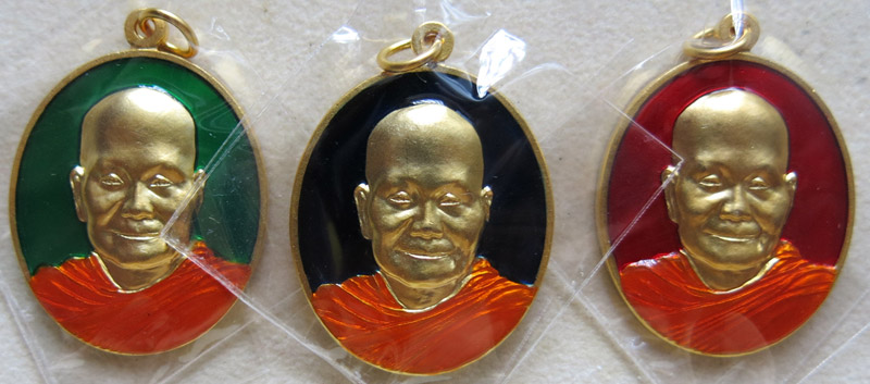 หลวงพ่อจรัญ วัดอัมพวัน ชุดเหรียญรูปไข่ ฉลอง 84 ปี เนื้อทองแดงชุบทอง ลงยา 3 สี 3 องค์