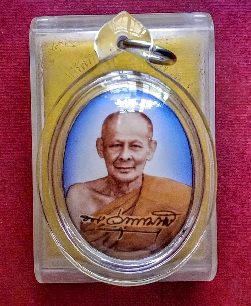 ล็อกเก็ตรูปเหมือนครึ่งองค์พิมพ์ใหญ่ ตะกรุดเงิน +เกศา จีวร หลวงพ่อเอียด วัดไผ่ล้อม ปี49.เคาะเดียวแดง.