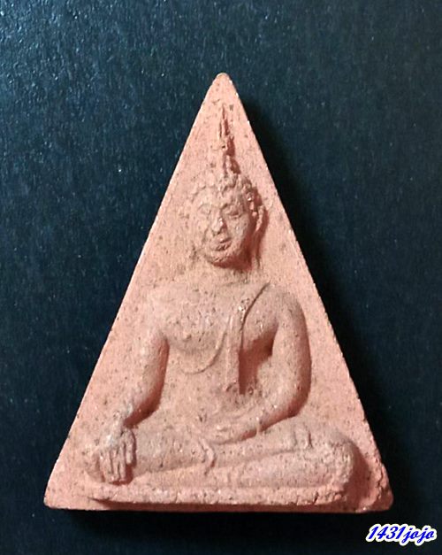 พระผงพิมพ์นางพญา หลังยันต์อุ เนื้อแดง หลวงปู่เหมือน วัดกำแพง จ.ชลบุรี ปี2522 