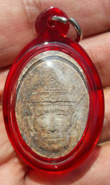 เศียรฤาษีพ่อแก่ หลวงปู่หงษ์ พรหมปัญโญ วัดเพชรบุรี จ.สุรินทร์ เนื้อผงผสมชานหมาก ปี 2537 เคาะเดียว  