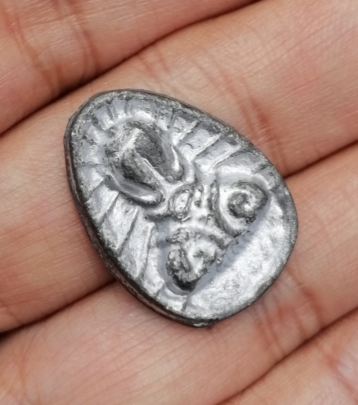 พระปิดตานะหัวเข่าพิมพ์รัศมี เจ้าคุณผล วัดหนัง กรุงเทพ ปี 2509 เนื้อตะกั่ว​ มีจาร เคาะเดียว