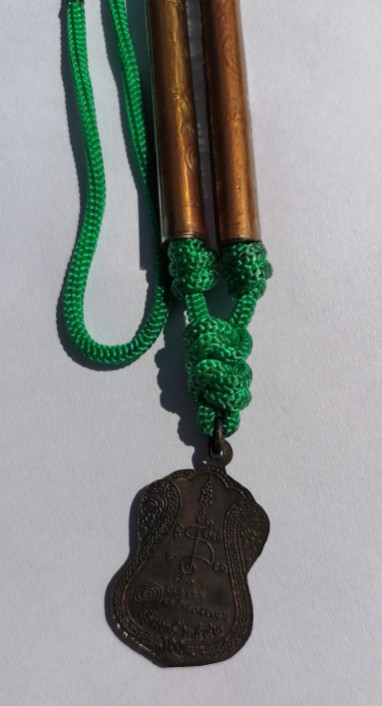 เหรียญเสมา​ พร้อมสร้อยตระกรุด​ หลวงปู่เจียม​ อดิสโย​ วัดอินทราสุการาม​ จ.สุรินทร์​ ปี​ 2542​ เคาะเดี