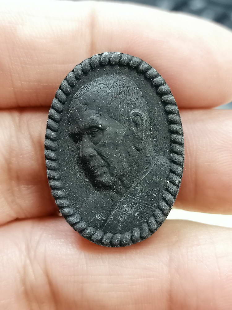 5-76 ผงดวงเศรษฐีหันข้าง หลวงพ่อพัฒน์ วัดห้วยด้วย นครสวรรค์ 2563 กล่องเดิม