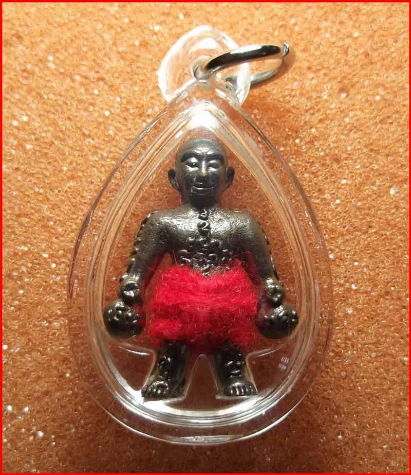 หุ่นพยนต์มหาโชคลาภ หลวงพ่อแสง วัดส้มป่อย จ.บุรีรัมย์ เนื้อสัมฤทธิ์ อุดผงพุทธคุณ ปี 2551 เลี่ยม