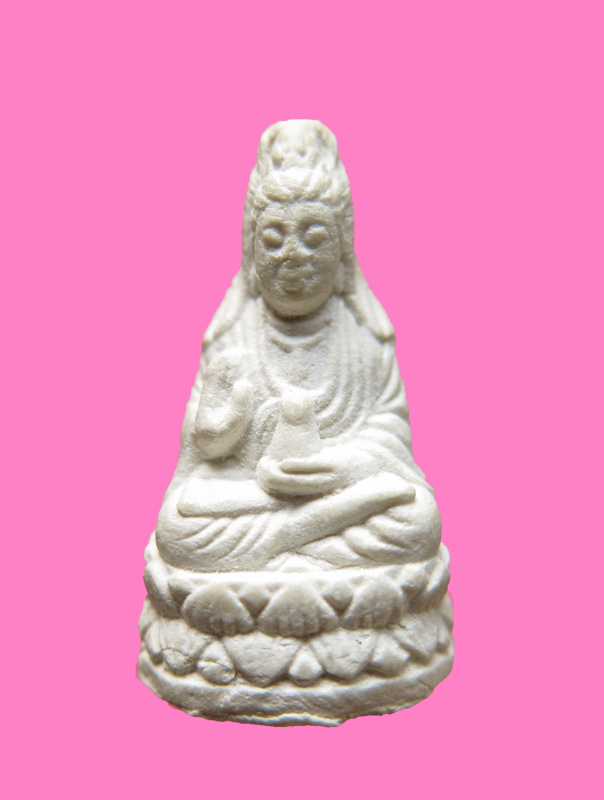 รูปเหมือนเจ้าแม่กวนอิม เนื้อผงฝังกริ่ง พ.ศ. ๒๕๓๗ หลวงพ่อจรัญ วัดอัมพวัน จ.สิงห์บุรี