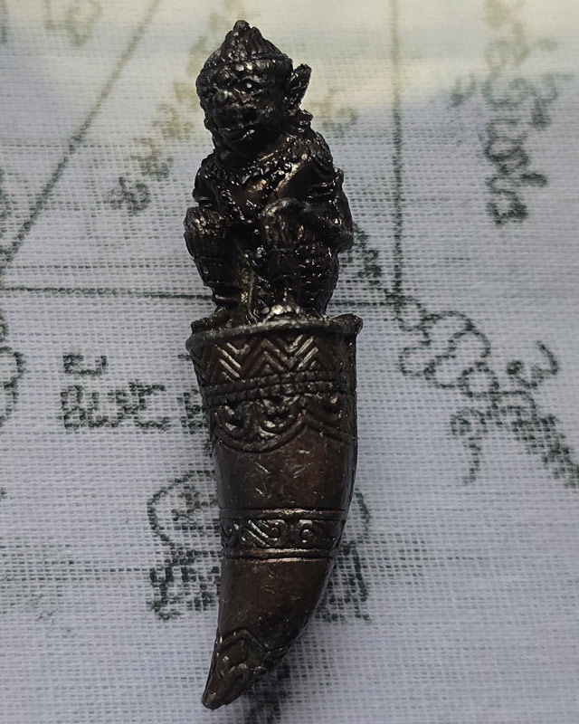 หลวงปู่อิ่ม วัดทุ่งนาใหม่ จ.นครศรีธรรมราช หนุมานนั่งเขี้ยว รุ่น รวยโชคลาภ มีโค๊ดและหมายเลข พร้อมกล่อ