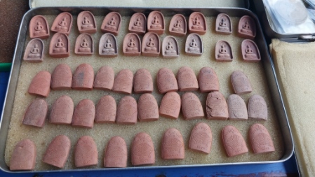 พระรัศมีหลังเบื้ยหลวงปู่เจือเนื้อดิน50องค์