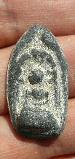 พระพิมพ์เศียรโล้น หลวงพ่อเนียม หลังเรียบ เนื้อชิน วัดน้อย จ.สุพรรณบุรี ไม่ทราบปี เคาะเดียว   