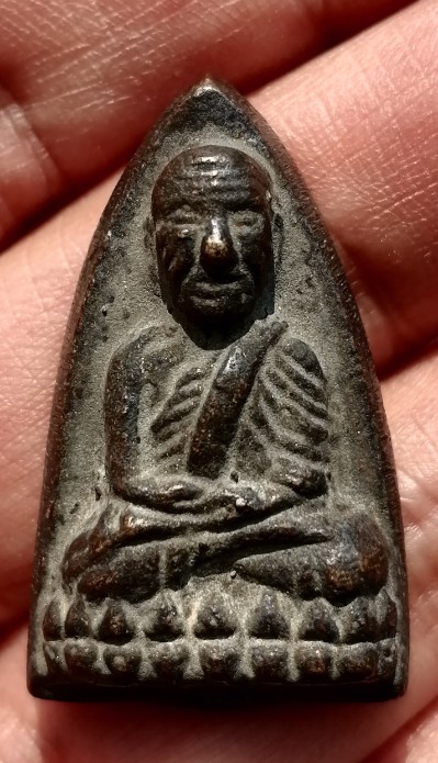 หลวงปู่ทวดพิมพ์หลังเตารีด ปี 05 วัดคอกหมู โค๊ดหมู 5 ตัว พิธีเดียวกับวัดช้างให้ ปี 05 เคาะเดียว