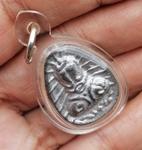 พระปิดตานะหัวเข่าพิมพ์รัศมี เจ้าคุณผล วัดหนัง กรุงเทพ ปี 2509 เนื้อตะกั่ว​ มีจาร เลี่ยมหนาๆ เคาะเดีย