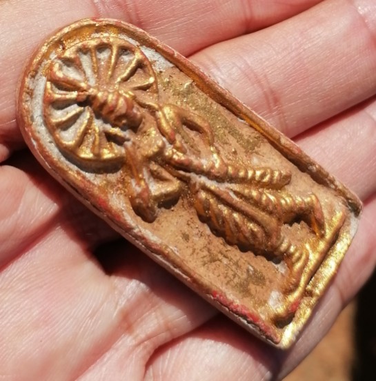 ขุนแผนชมตลาด​ ลงทอง​เดิม เนื้อผงพุทธคุณ​ หลวงพ่อกวย​ วัดโฆษิตาราม​ ยุคต้น เคาะเดียว     