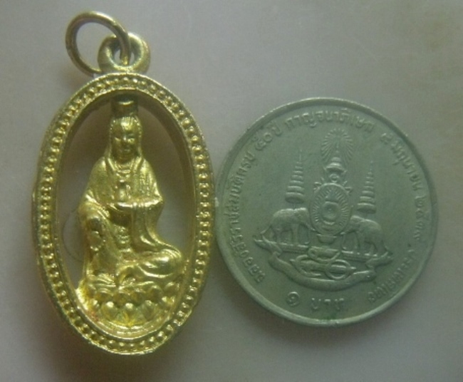 **เบาๆ**เหรียญหล่อลายฉลุ เจ้าแม่กวนอิม วัดเลียบราษฏร์บำรุง กทม.**กะไหล่ทอง หลังยันต์ห้า สวยๆ