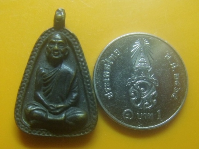 **เบาๆ**เหรียญหล่อจอบเล็ก ๘๘ ปี หลวงพ่อขอม วัดไผ่โรงวัว จ.สุพรรณบุรี ปี ๒๕๓๓**สวยๆ