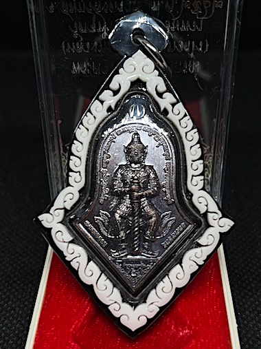 เหรียญจำปี รุ่นรับขวัญศิษย์ พิมพ์ใหญ่ เนื้อชนวนรมดำ