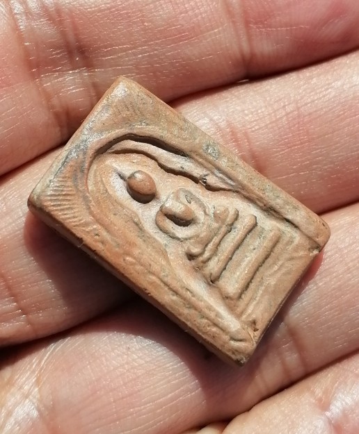 พระสมเด็จแหวกม่านซุ้มประตู(แหวกม่านลอยน้ำ)หลวงพ่อกวย เนื้อดิน ยุคต้น เคาะเดียว   