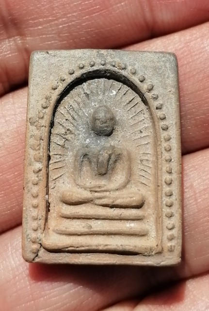 พระสมเด็จพิมพ์รัศมี ไข่ปลาข้างเม็ด หลังปลาดุก หลวงพ่อกวย วัดโฆสิตาราม ออกวัดหนองอีดุก เคาะเดียว   