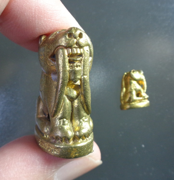 พยัคฆ์เขี้ยวดาบ หลวงพ่อสมชาย วัดปริวาสฯ ชุดกรรมการ 2 องค์ ปี ๒๕๕๑ รุ่นระลึกสร้างอุโบสถ สวยครับ