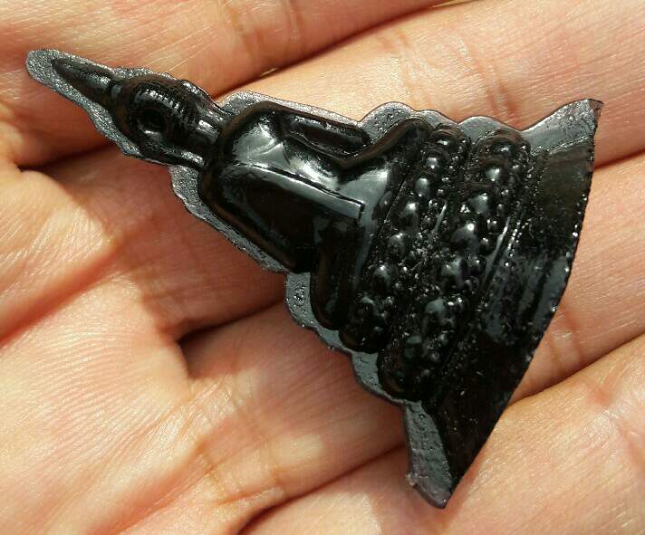 พระแก้วมรกต เนื้อแก้วดำ วัดโปรดเกศ จ.นนทบุรี ปี.2500 ขนาด สูง 4.5 ซม.ฐานกว้าง 3.5 ซม.เคาะเดียว