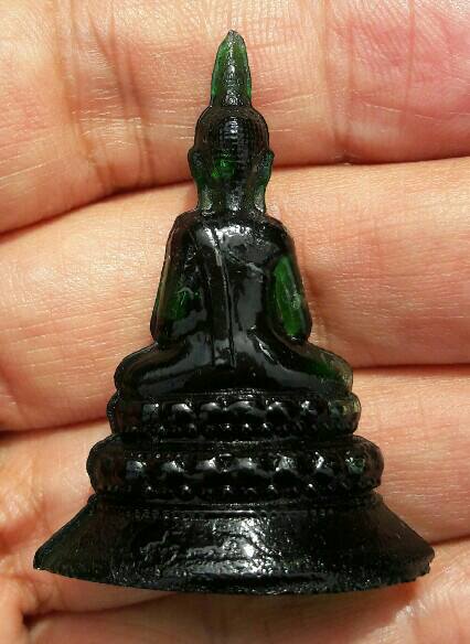 พระแก้วมรกต เนื้อแก้วเขียว วัดโปรดเกศ จ.นนทบุรี ปี.2500 ขนาด สูง 4.5 ซม.ฐานกว้าง 3.5 ซม.เคาะเดียว