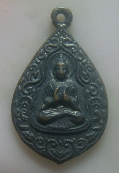 **เบา​ๆ​**เหรียญหยดน้ำ พระพุทธปางตรัสรู้ หลังปางประสูติ ปี ๒๕๒๔**สวยๆ