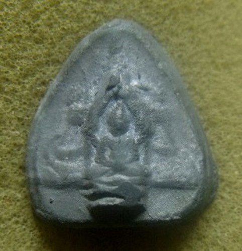 **เบา​ๆ​**พระร่วงนั่งซุ้มปราสาท เนื้อชินหลังลายผ้า เก่าๆ ไม่ทราบที่**สวยๆ เชิญชมครับ 