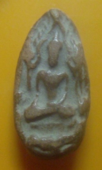 **เบา​ๆ​**พระขุนแผนไข่ผ่าซีก เนื้อดิน สวยๆ เนื้อจัด ไม่ทราบที่**เชิญชมครับ