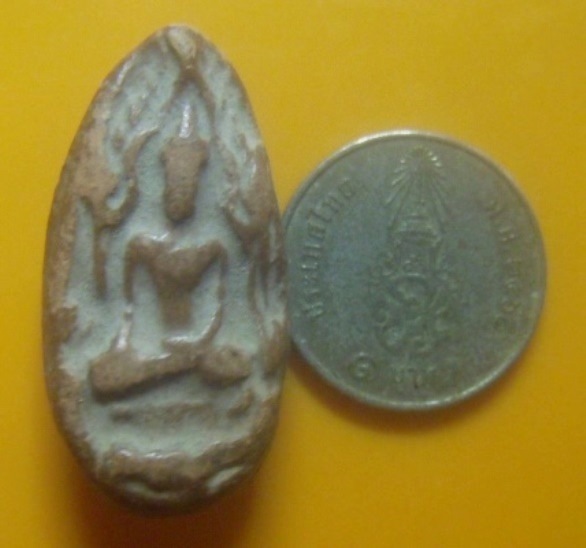 **เบา​ๆ​**พระขุนแผนไข่ผ่าซีก เนื้อดิน สวยๆ เนื้อจัด ไม่ทราบที่**เชิญชมครับ