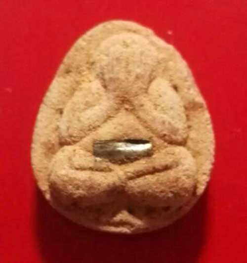 พระปิดตาเนื้อผงกัลปังหาแดง ฝังตะกรุด ไม่ทราบที่